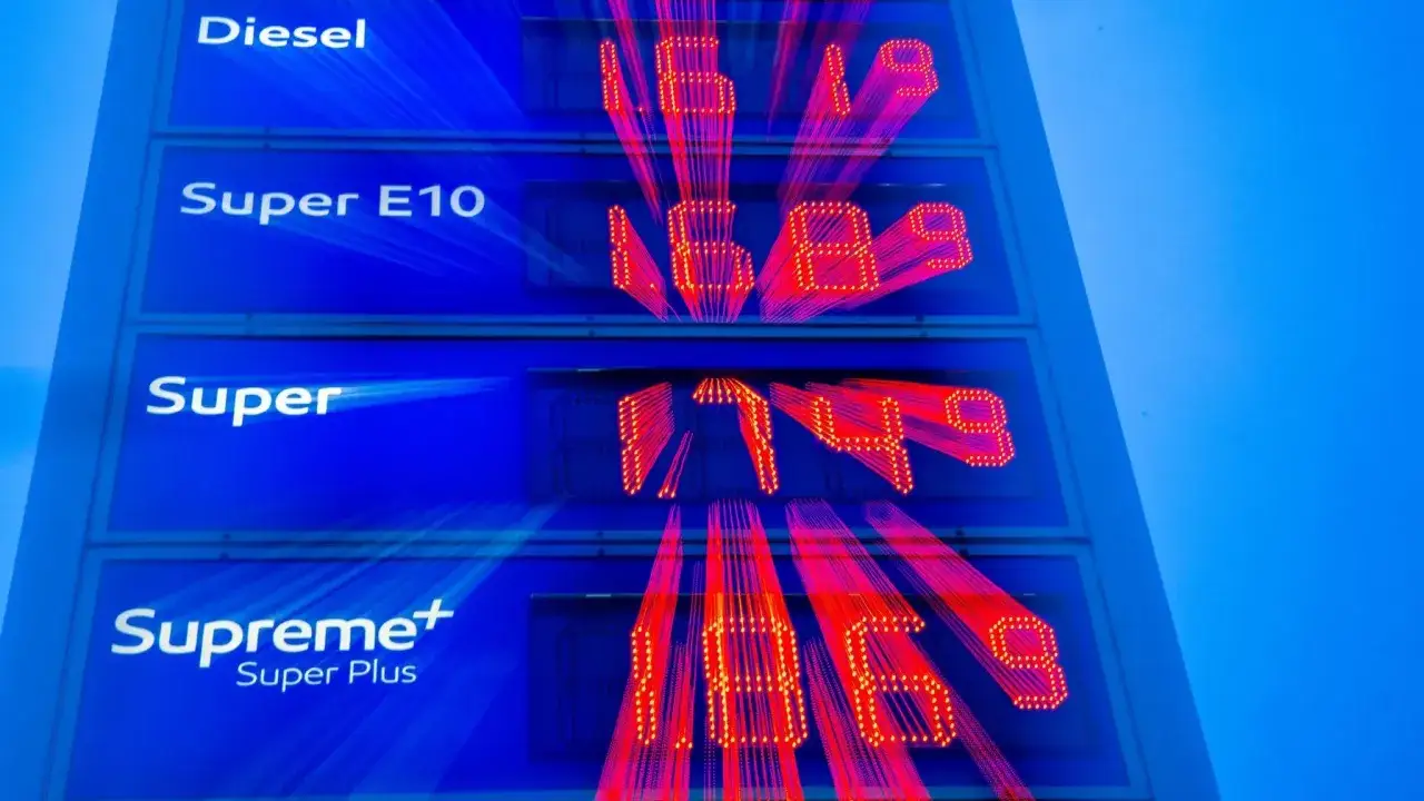 Preise für Diesel, Super E10, Super und Supreme+ auf einer digitalen Anzeige. Die Preise sind in roten Leuchtziffern dargestellt, die wie Strahlen wirken. Ein Blick auf die Kosten für CO2-Geld.