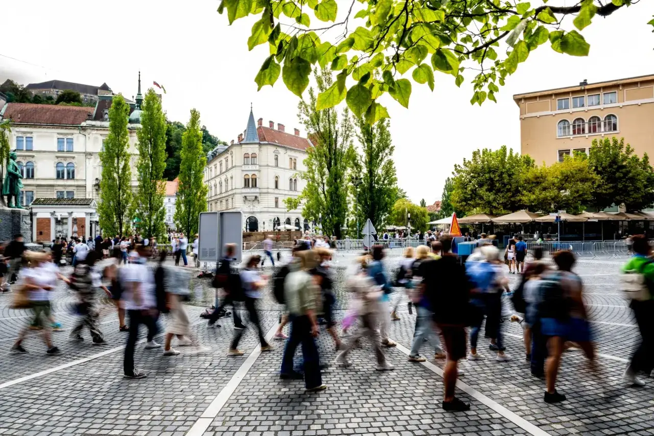 Menschen eilen über einen belebten Platz, ein lebendiges Bild der