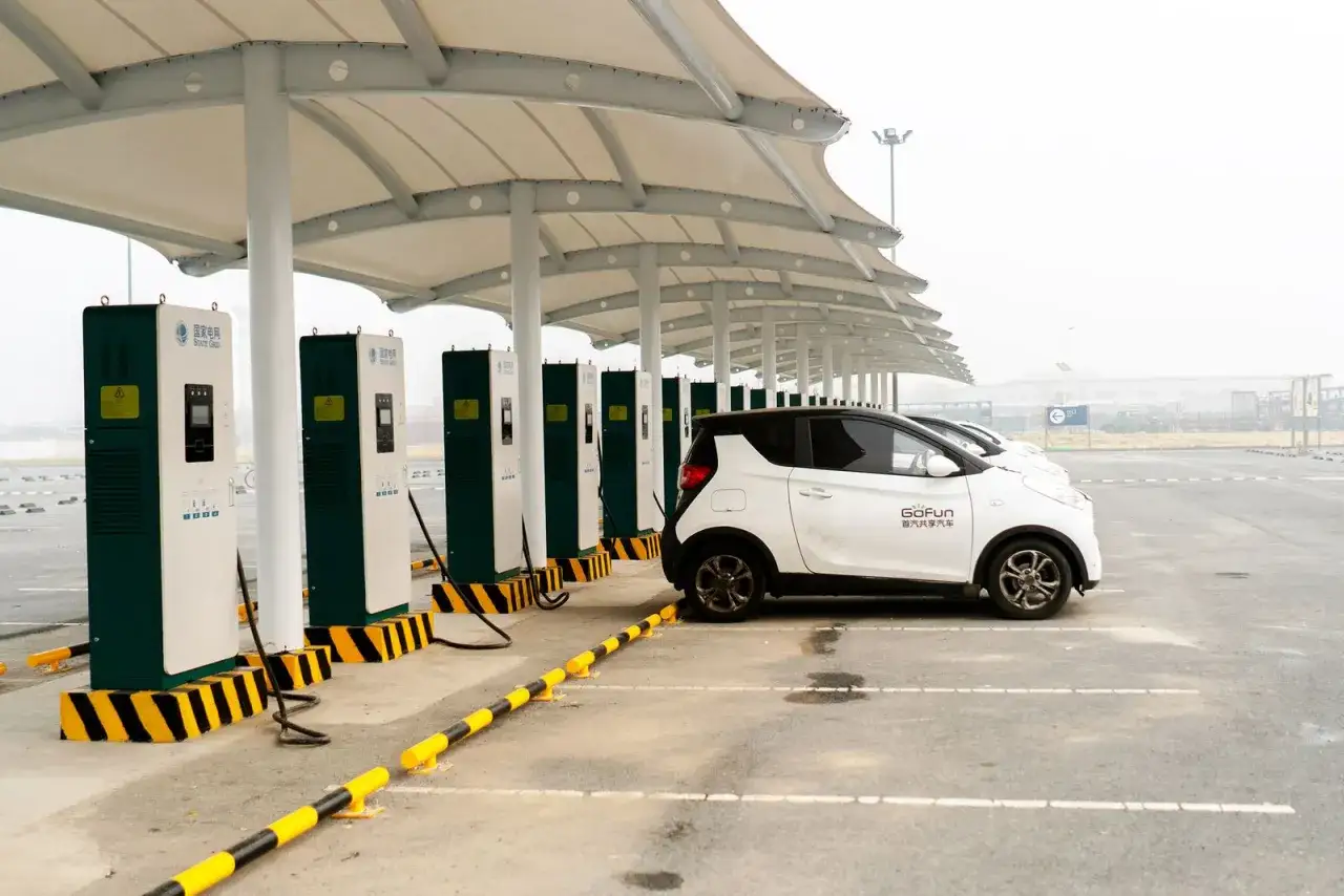 Reihe von Ladestationen f&uuml;r Elektroautos in China, ein Zeichen f&uuml;r das bevorstehende china verbrenner verbot.