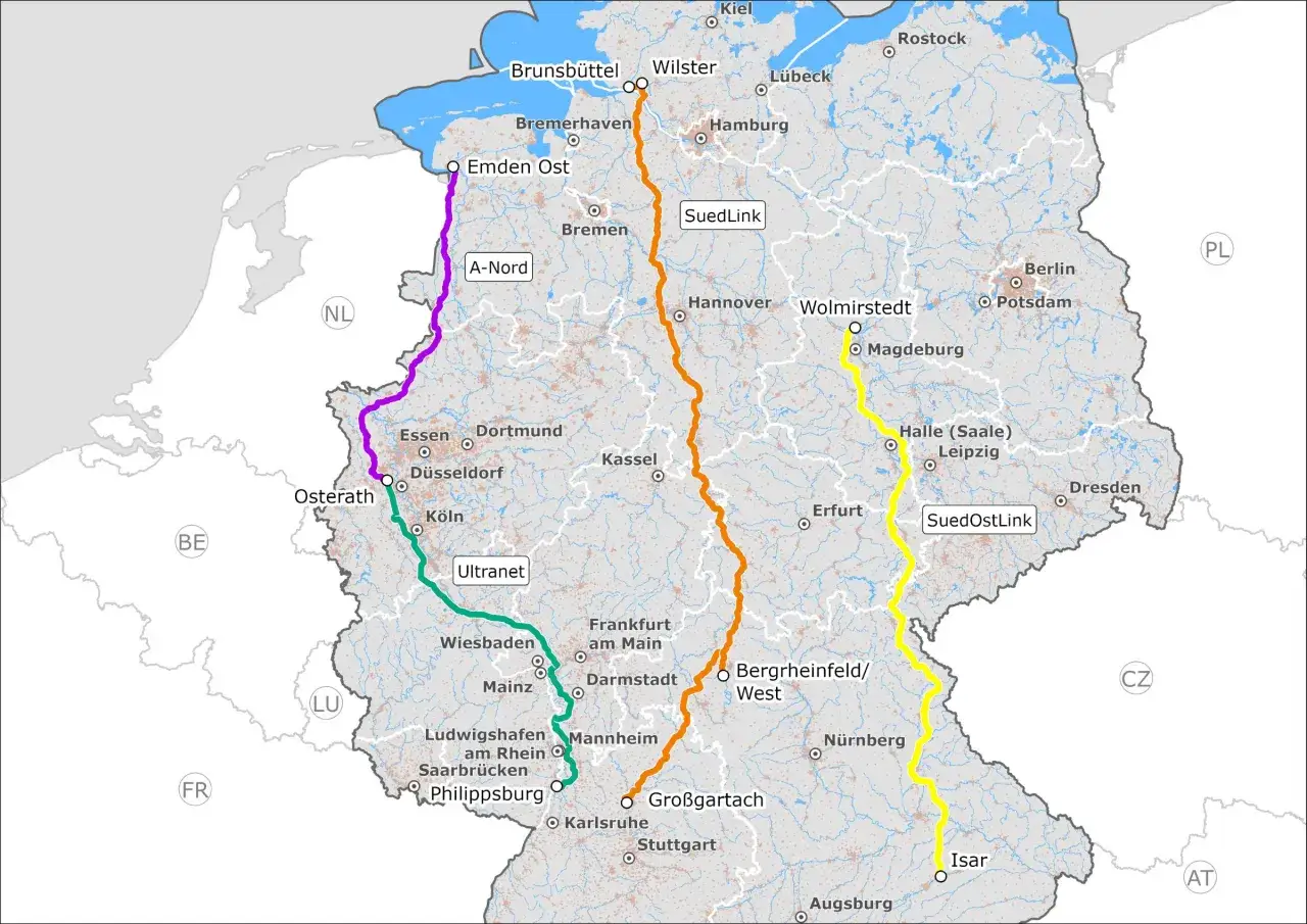 Karte zeigt den geplanten stromnetz ausbau in Deutschland mit vier Hauptleitungen: A-Nord (lila), Ultranet (grün), SuedLink (orange) und SuedOstLink (gelb).