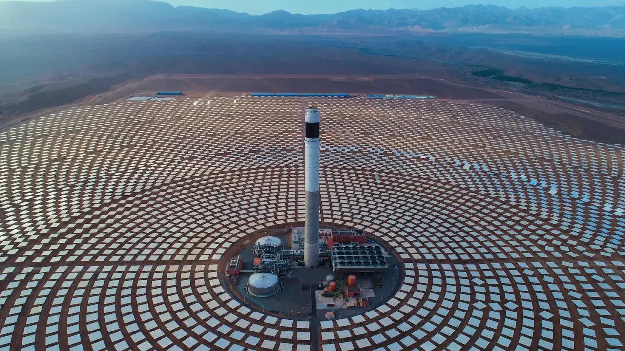 Riesiges Solarkraftwerk in Afrika, das die Kraft der Sonne nutzt. Erneuerbare Energien für eine bessere Zukunft.
