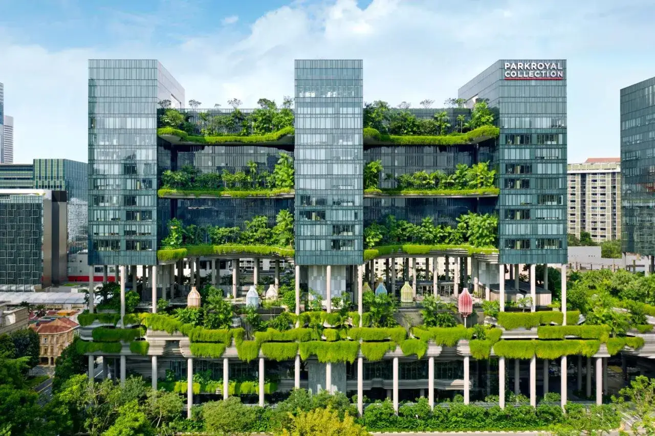 Ein beeindruckendes Gebäude mit üppiger Begrünung, das einen grünen, urbanen Lebensraum schafft.