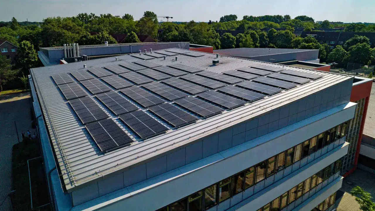 Gro&szlig;e Solaranlage auf dem Dach eines modernen Geb&auml;udes in Hamburg. Die Solardachpflicht wird hier vorbildlich umgesetzt.
