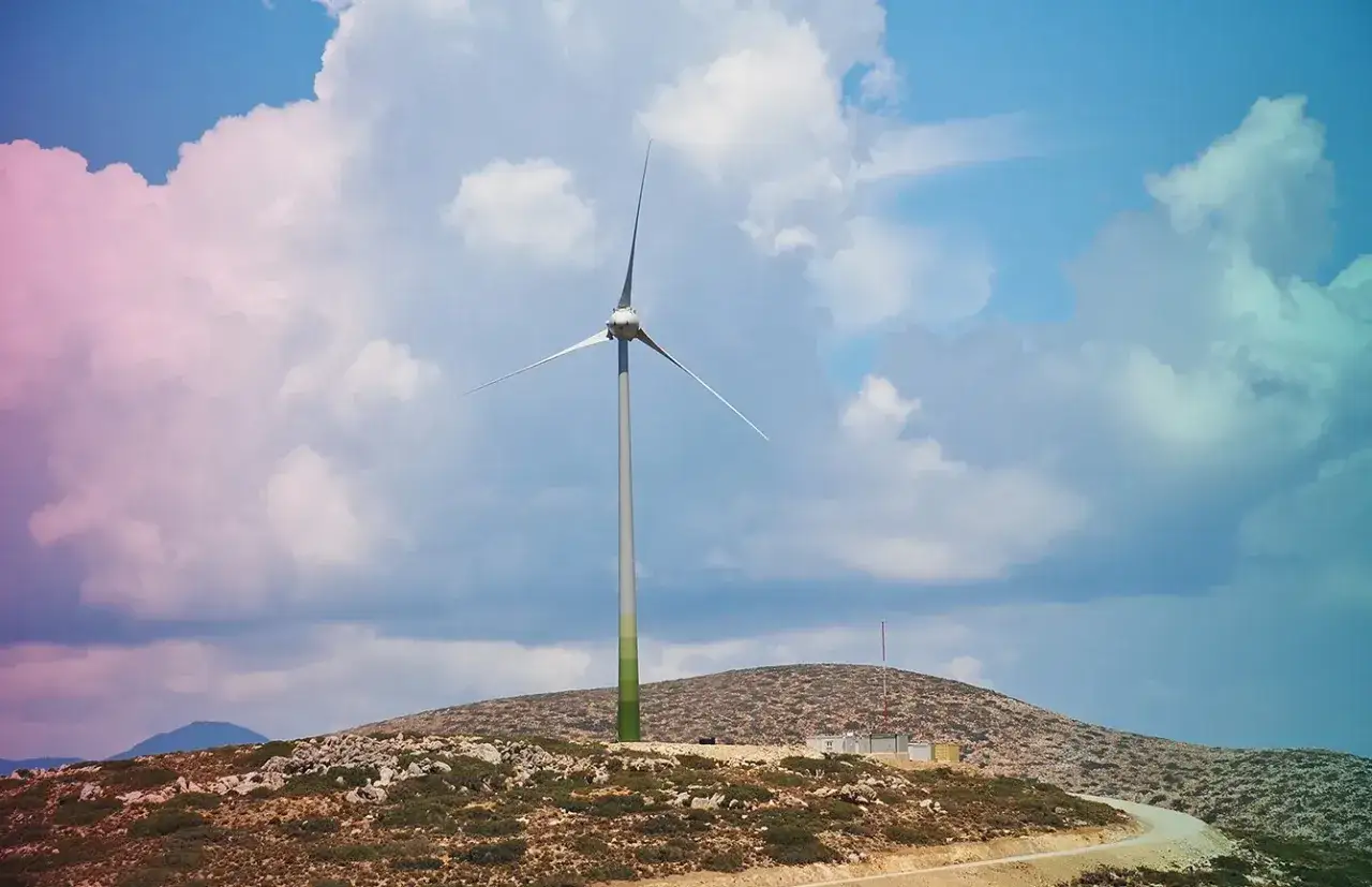 Windrad auf einem H&uuml;gel in Griechenland, ein Symbol f&uuml;r erneuerbare Energien.