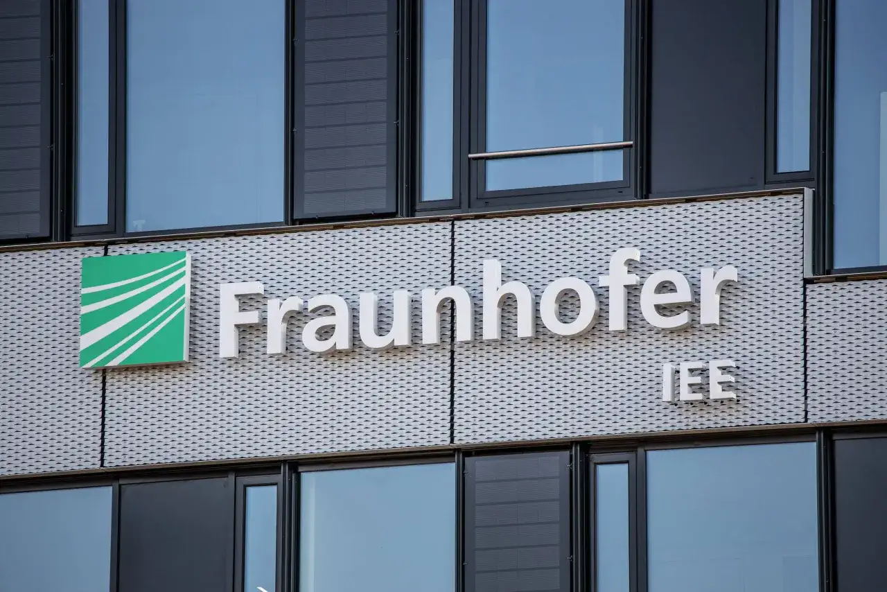 Das Fraunhofer IEE-Gebäude mit seinem Logo und den weißen Buchstaben 
