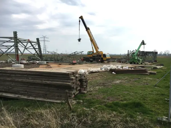 Bau von erneuerbaren Energien in Niedersachsen: Kräne und Stahlkonstruktionen auf Baustelle.