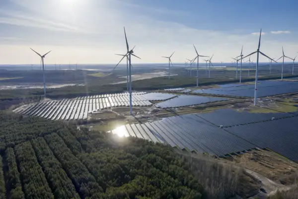 Große Solarfelder und Windräder prägen den Energiepark Lausitz.