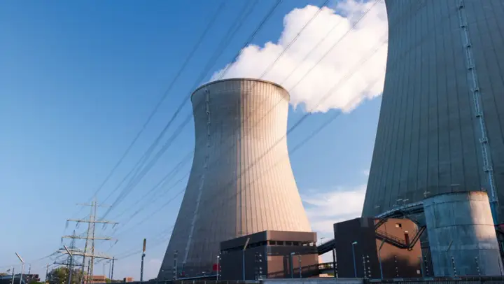 Kühltürme eines Atomkraftwerks, das die Debatte um Atomstrom Subventionen in Deutschland widerspiegelt.