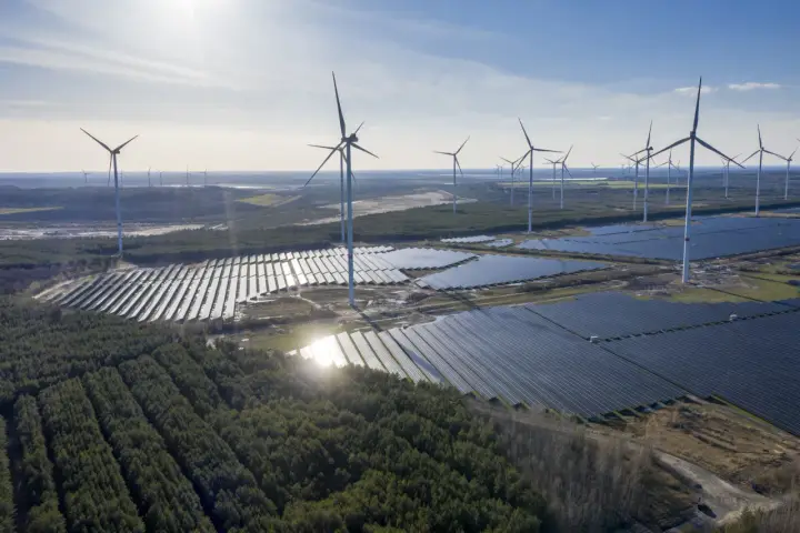 Große Solarfelder und Windräder prägen den Energiepark Lausitz.