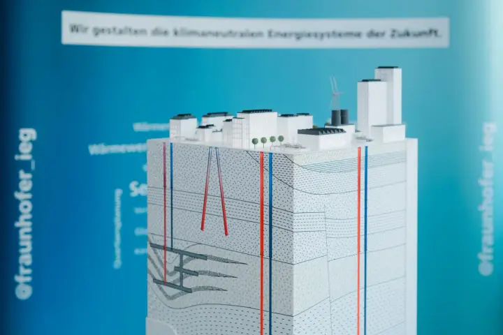 Modell einer Stadt mit Geothermie-Anlage, die zeigt, wie das ieg fraunhofer an klimaneutralen Energiesystemen arbeitet.