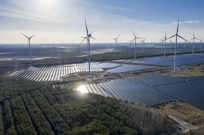 Große Solarfelder und Windräder prägen den Energiepark Lausitz.